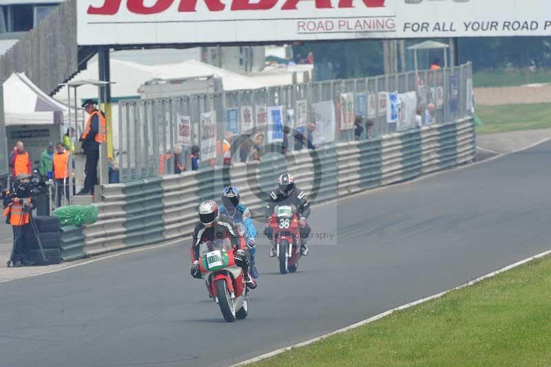 Mallory park Leicestershire;Mallory park photographs;Motorcycle action photographs;classic bikes;event digital images;eventdigitalimages;mallory park;no limits trackday;peter wileman photography;vintage bikes;vintage motorcycles;vmcc festival 1000 bikes