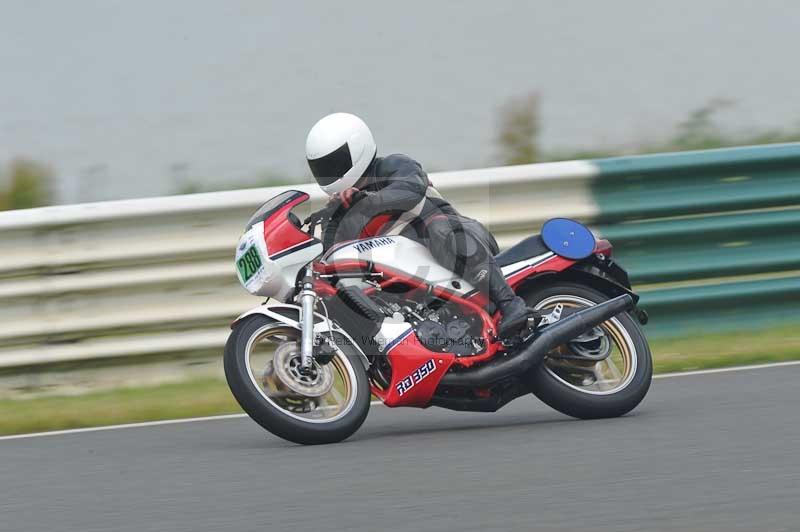 Mallory park Leicestershire;Mallory park photographs;Motorcycle action photographs;classic bikes;event digital images;eventdigitalimages;mallory park;no limits trackday;peter wileman photography;vintage bikes;vintage motorcycles;vmcc festival 1000 bikes