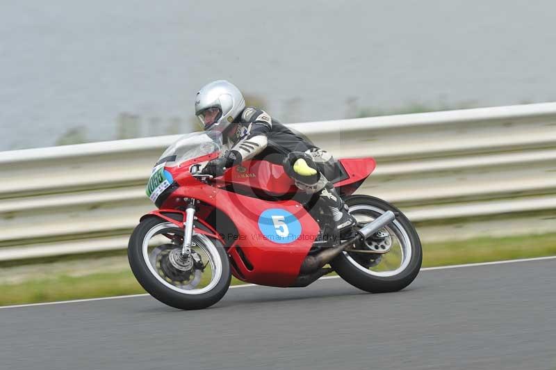 Mallory park Leicestershire;Mallory park photographs;Motorcycle action photographs;classic bikes;event digital images;eventdigitalimages;mallory park;no limits trackday;peter wileman photography;vintage bikes;vintage motorcycles;vmcc festival 1000 bikes