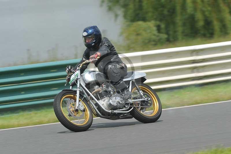 Mallory park Leicestershire;Mallory park photographs;Motorcycle action photographs;classic bikes;event digital images;eventdigitalimages;mallory park;no limits trackday;peter wileman photography;vintage bikes;vintage motorcycles;vmcc festival 1000 bikes