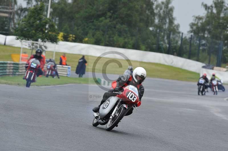 Mallory park Leicestershire;Mallory park photographs;Motorcycle action photographs;classic bikes;event digital images;eventdigitalimages;mallory park;no limits trackday;peter wileman photography;vintage bikes;vintage motorcycles;vmcc festival 1000 bikes