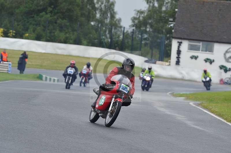 Mallory park Leicestershire;Mallory park photographs;Motorcycle action photographs;classic bikes;event digital images;eventdigitalimages;mallory park;no limits trackday;peter wileman photography;vintage bikes;vintage motorcycles;vmcc festival 1000 bikes