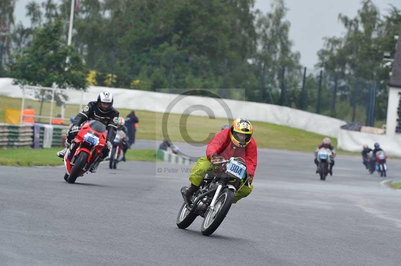 Mallory park Leicestershire;Mallory park photographs;Motorcycle action photographs;classic bikes;event digital images;eventdigitalimages;mallory park;no limits trackday;peter wileman photography;vintage bikes;vintage motorcycles;vmcc festival 1000 bikes