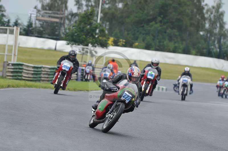 Mallory park Leicestershire;Mallory park photographs;Motorcycle action photographs;classic bikes;event digital images;eventdigitalimages;mallory park;no limits trackday;peter wileman photography;vintage bikes;vintage motorcycles;vmcc festival 1000 bikes