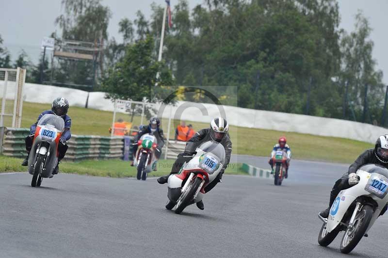 Mallory park Leicestershire;Mallory park photographs;Motorcycle action photographs;classic bikes;event digital images;eventdigitalimages;mallory park;no limits trackday;peter wileman photography;vintage bikes;vintage motorcycles;vmcc festival 1000 bikes
