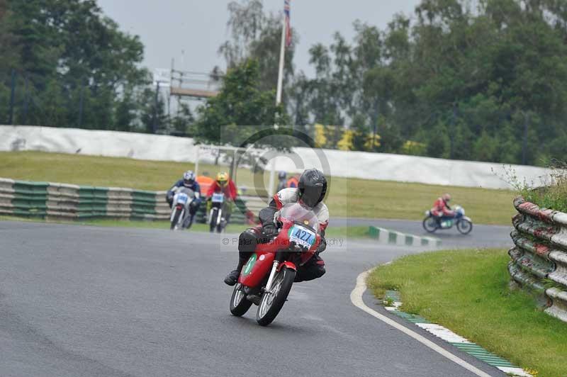 Mallory park Leicestershire;Mallory park photographs;Motorcycle action photographs;classic bikes;event digital images;eventdigitalimages;mallory park;no limits trackday;peter wileman photography;vintage bikes;vintage motorcycles;vmcc festival 1000 bikes