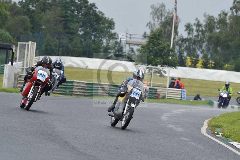Mallory park Leicestershire;Mallory park photographs;Motorcycle action photographs;classic bikes;event digital images;eventdigitalimages;mallory park;no limits trackday;peter wileman photography;vintage bikes;vintage motorcycles;vmcc festival 1000 bikes