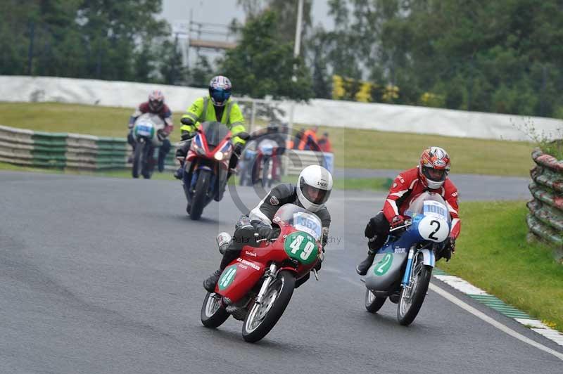 Mallory park Leicestershire;Mallory park photographs;Motorcycle action photographs;classic bikes;event digital images;eventdigitalimages;mallory park;no limits trackday;peter wileman photography;vintage bikes;vintage motorcycles;vmcc festival 1000 bikes