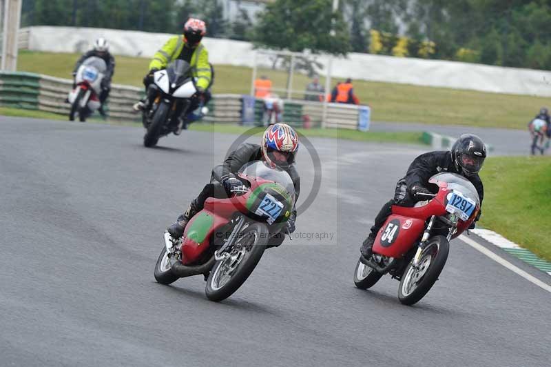 Mallory park Leicestershire;Mallory park photographs;Motorcycle action photographs;classic bikes;event digital images;eventdigitalimages;mallory park;no limits trackday;peter wileman photography;vintage bikes;vintage motorcycles;vmcc festival 1000 bikes