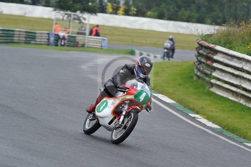 Mallory park Leicestershire;Mallory park photographs;Motorcycle action photographs;classic bikes;event digital images;eventdigitalimages;mallory park;no limits trackday;peter wileman photography;vintage bikes;vintage motorcycles;vmcc festival 1000 bikes