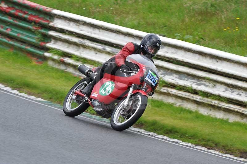 Mallory park Leicestershire;Mallory park photographs;Motorcycle action photographs;classic bikes;event digital images;eventdigitalimages;mallory park;no limits trackday;peter wileman photography;vintage bikes;vintage motorcycles;vmcc festival 1000 bikes