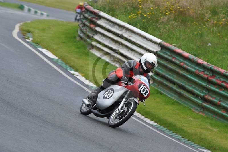 Mallory park Leicestershire;Mallory park photographs;Motorcycle action photographs;classic bikes;event digital images;eventdigitalimages;mallory park;no limits trackday;peter wileman photography;vintage bikes;vintage motorcycles;vmcc festival 1000 bikes