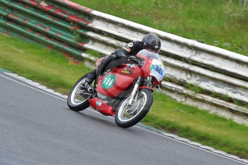Mallory park Leicestershire;Mallory park photographs;Motorcycle action photographs;classic bikes;event digital images;eventdigitalimages;mallory park;no limits trackday;peter wileman photography;vintage bikes;vintage motorcycles;vmcc festival 1000 bikes