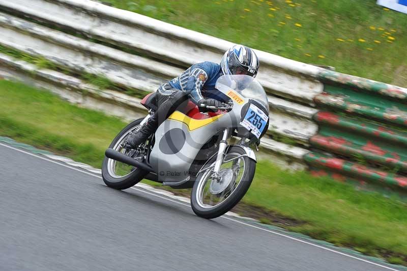 Mallory park Leicestershire;Mallory park photographs;Motorcycle action photographs;classic bikes;event digital images;eventdigitalimages;mallory park;no limits trackday;peter wileman photography;vintage bikes;vintage motorcycles;vmcc festival 1000 bikes