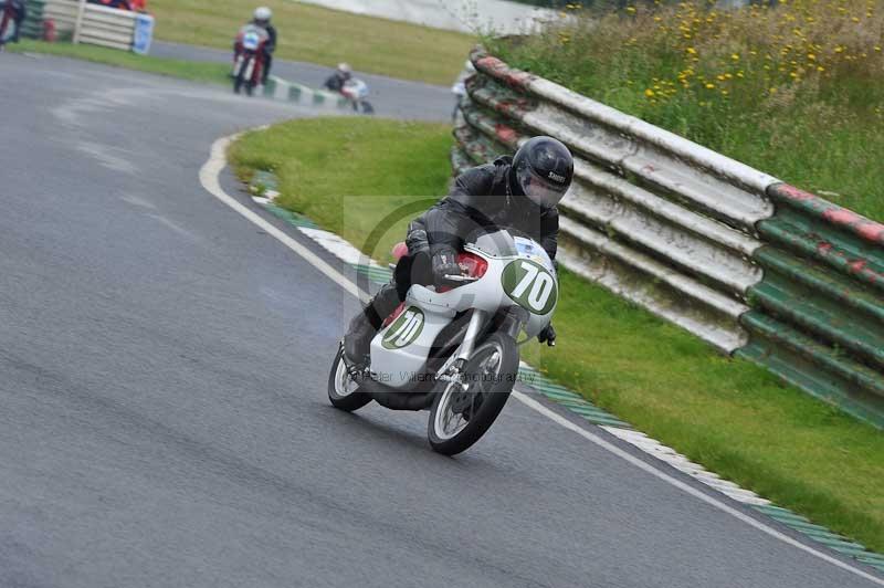 Mallory park Leicestershire;Mallory park photographs;Motorcycle action photographs;classic bikes;event digital images;eventdigitalimages;mallory park;no limits trackday;peter wileman photography;vintage bikes;vintage motorcycles;vmcc festival 1000 bikes
