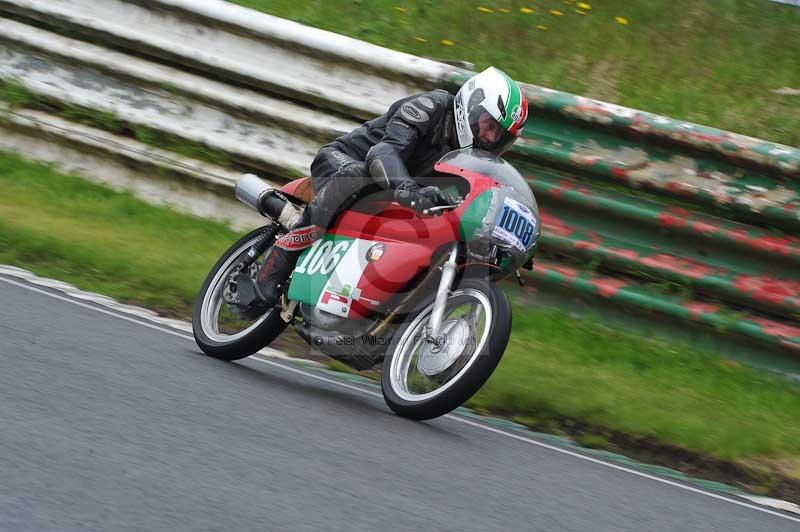 Mallory park Leicestershire;Mallory park photographs;Motorcycle action photographs;classic bikes;event digital images;eventdigitalimages;mallory park;no limits trackday;peter wileman photography;vintage bikes;vintage motorcycles;vmcc festival 1000 bikes