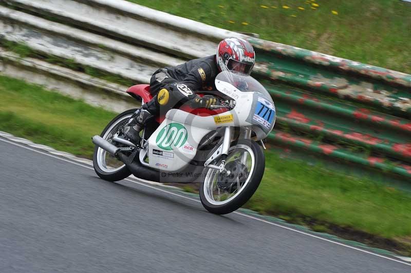 Mallory park Leicestershire;Mallory park photographs;Motorcycle action photographs;classic bikes;event digital images;eventdigitalimages;mallory park;no limits trackday;peter wileman photography;vintage bikes;vintage motorcycles;vmcc festival 1000 bikes