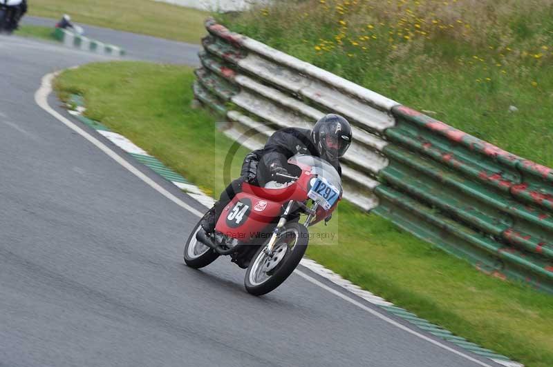 Mallory park Leicestershire;Mallory park photographs;Motorcycle action photographs;classic bikes;event digital images;eventdigitalimages;mallory park;no limits trackday;peter wileman photography;vintage bikes;vintage motorcycles;vmcc festival 1000 bikes