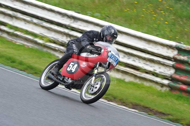 Mallory park Leicestershire;Mallory park photographs;Motorcycle action photographs;classic bikes;event digital images;eventdigitalimages;mallory park;no limits trackday;peter wileman photography;vintage bikes;vintage motorcycles;vmcc festival 1000 bikes