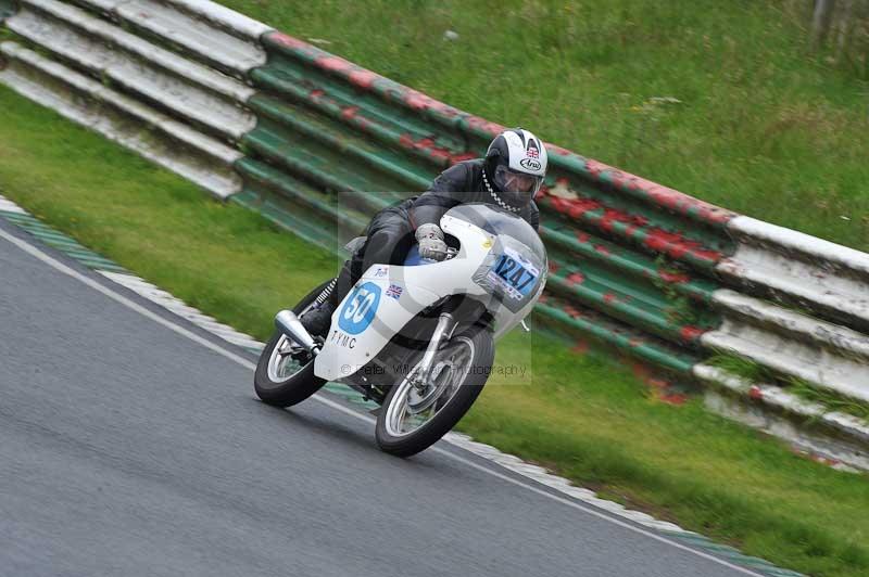 Mallory park Leicestershire;Mallory park photographs;Motorcycle action photographs;classic bikes;event digital images;eventdigitalimages;mallory park;no limits trackday;peter wileman photography;vintage bikes;vintage motorcycles;vmcc festival 1000 bikes