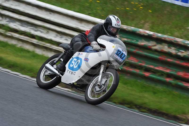 Mallory park Leicestershire;Mallory park photographs;Motorcycle action photographs;classic bikes;event digital images;eventdigitalimages;mallory park;no limits trackday;peter wileman photography;vintage bikes;vintage motorcycles;vmcc festival 1000 bikes