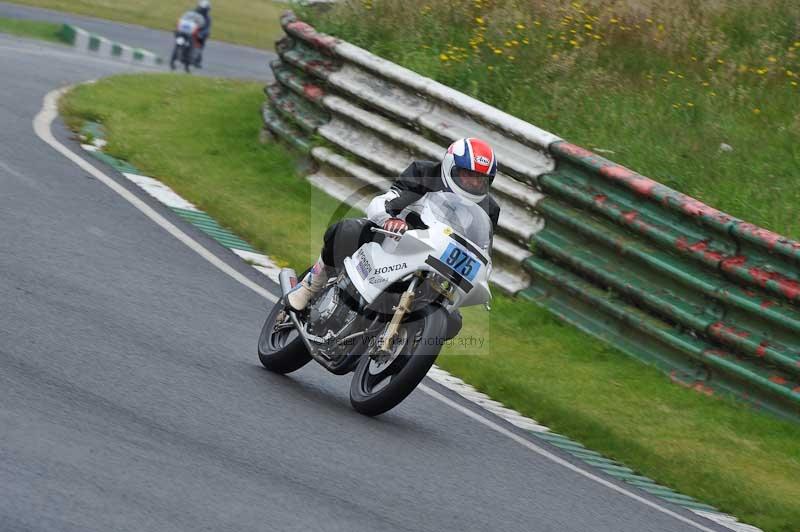 Mallory park Leicestershire;Mallory park photographs;Motorcycle action photographs;classic bikes;event digital images;eventdigitalimages;mallory park;no limits trackday;peter wileman photography;vintage bikes;vintage motorcycles;vmcc festival 1000 bikes