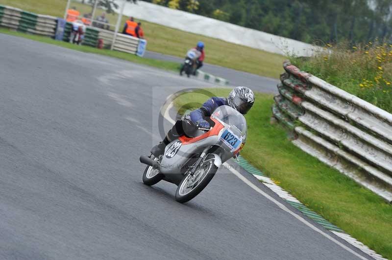 Mallory park Leicestershire;Mallory park photographs;Motorcycle action photographs;classic bikes;event digital images;eventdigitalimages;mallory park;no limits trackday;peter wileman photography;vintage bikes;vintage motorcycles;vmcc festival 1000 bikes