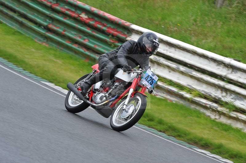 Mallory park Leicestershire;Mallory park photographs;Motorcycle action photographs;classic bikes;event digital images;eventdigitalimages;mallory park;no limits trackday;peter wileman photography;vintage bikes;vintage motorcycles;vmcc festival 1000 bikes