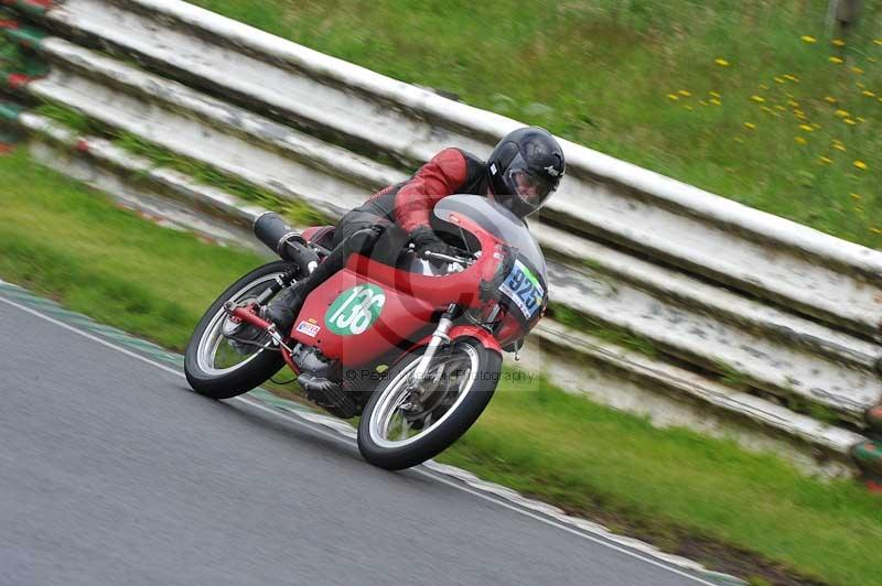 Mallory park Leicestershire;Mallory park photographs;Motorcycle action photographs;classic bikes;event digital images;eventdigitalimages;mallory park;no limits trackday;peter wileman photography;vintage bikes;vintage motorcycles;vmcc festival 1000 bikes