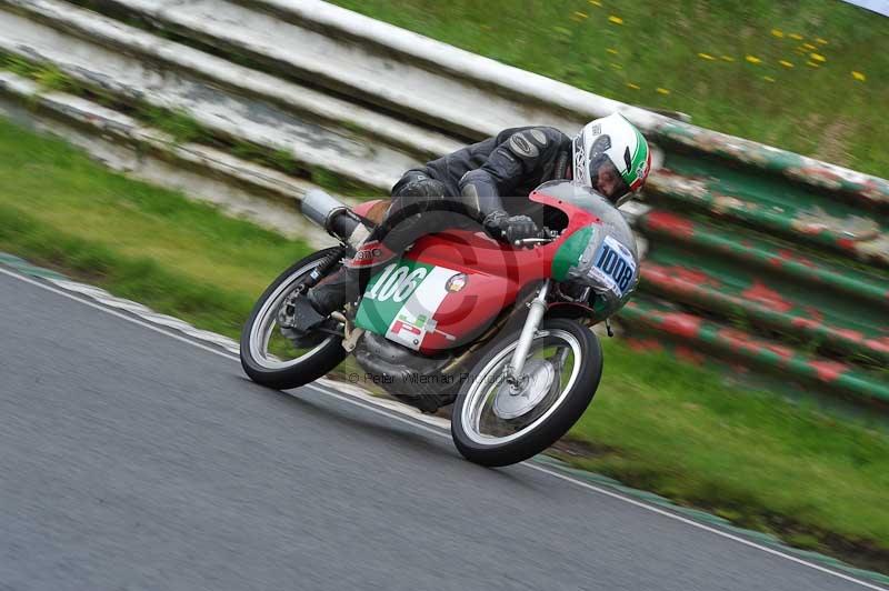 Mallory park Leicestershire;Mallory park photographs;Motorcycle action photographs;classic bikes;event digital images;eventdigitalimages;mallory park;no limits trackday;peter wileman photography;vintage bikes;vintage motorcycles;vmcc festival 1000 bikes