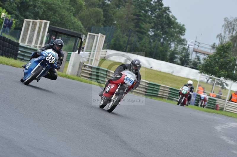 Mallory park Leicestershire;Mallory park photographs;Motorcycle action photographs;classic bikes;event digital images;eventdigitalimages;mallory park;no limits trackday;peter wileman photography;vintage bikes;vintage motorcycles;vmcc festival 1000 bikes