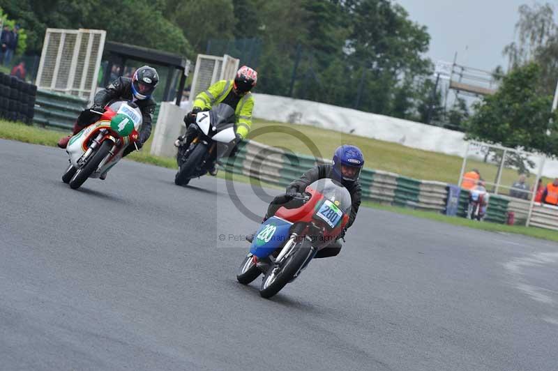Mallory park Leicestershire;Mallory park photographs;Motorcycle action photographs;classic bikes;event digital images;eventdigitalimages;mallory park;no limits trackday;peter wileman photography;vintage bikes;vintage motorcycles;vmcc festival 1000 bikes