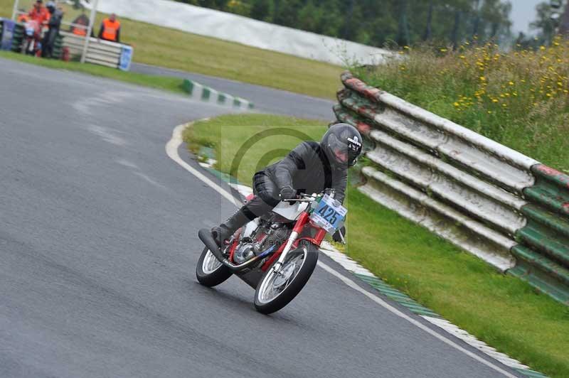 Mallory park Leicestershire;Mallory park photographs;Motorcycle action photographs;classic bikes;event digital images;eventdigitalimages;mallory park;no limits trackday;peter wileman photography;vintage bikes;vintage motorcycles;vmcc festival 1000 bikes