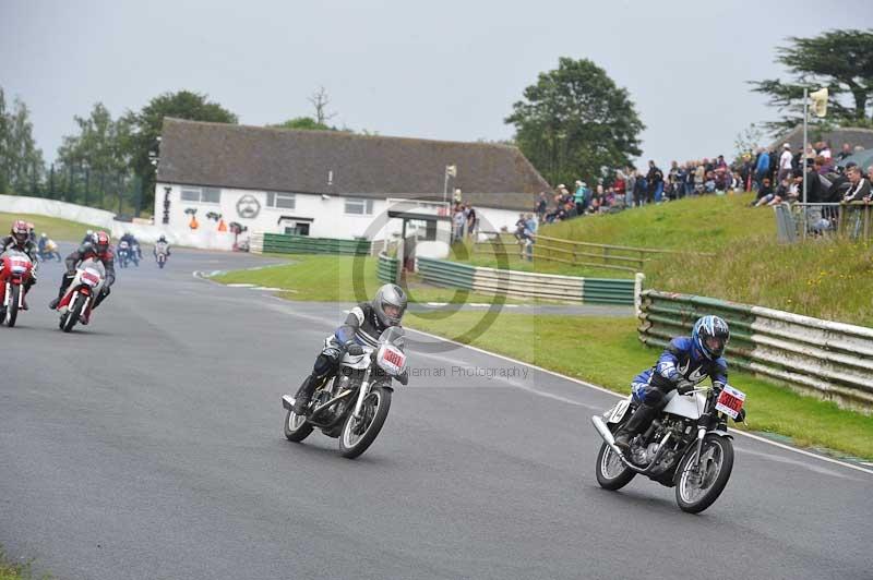 Mallory park Leicestershire;Mallory park photographs;Motorcycle action photographs;classic bikes;event digital images;eventdigitalimages;mallory park;no limits trackday;peter wileman photography;vintage bikes;vintage motorcycles;vmcc festival 1000 bikes