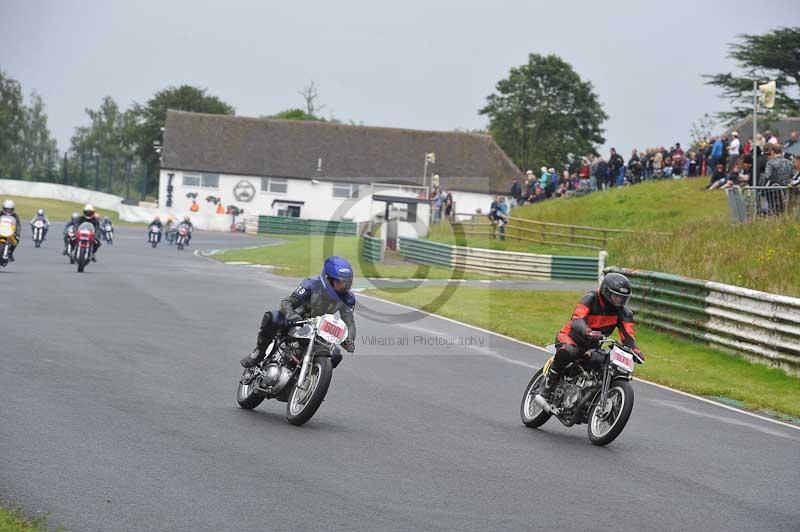 Mallory park Leicestershire;Mallory park photographs;Motorcycle action photographs;classic bikes;event digital images;eventdigitalimages;mallory park;no limits trackday;peter wileman photography;vintage bikes;vintage motorcycles;vmcc festival 1000 bikes