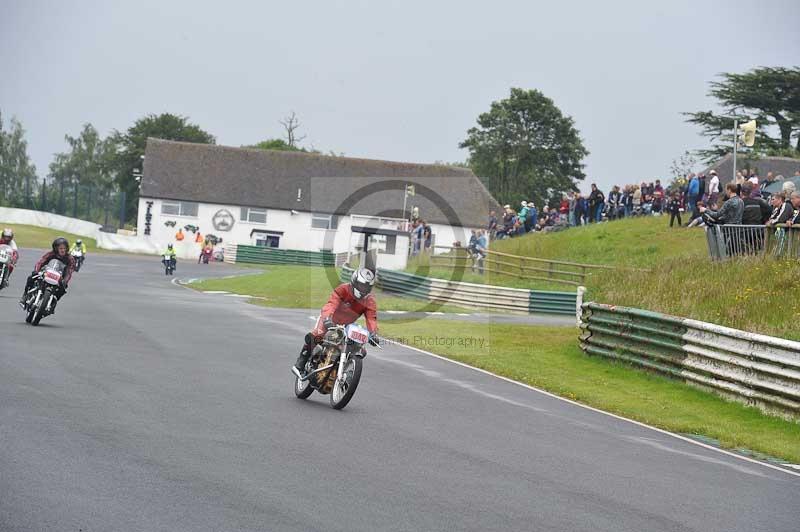 Mallory park Leicestershire;Mallory park photographs;Motorcycle action photographs;classic bikes;event digital images;eventdigitalimages;mallory park;no limits trackday;peter wileman photography;vintage bikes;vintage motorcycles;vmcc festival 1000 bikes