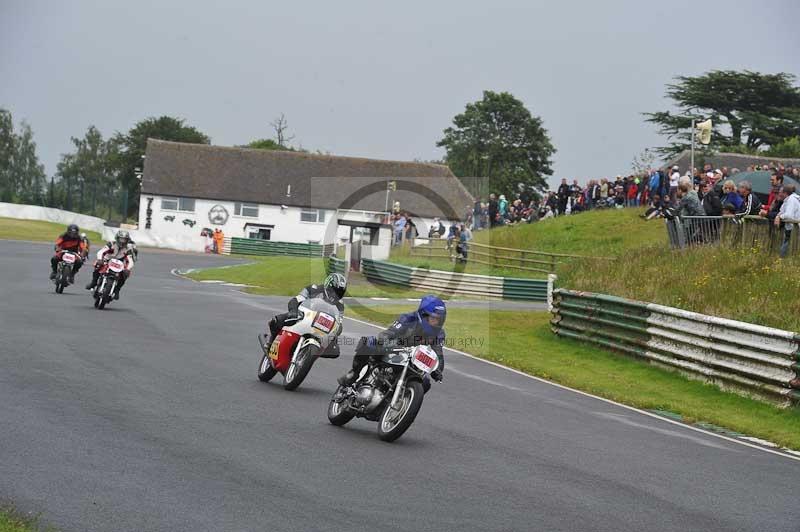 Mallory park Leicestershire;Mallory park photographs;Motorcycle action photographs;classic bikes;event digital images;eventdigitalimages;mallory park;no limits trackday;peter wileman photography;vintage bikes;vintage motorcycles;vmcc festival 1000 bikes