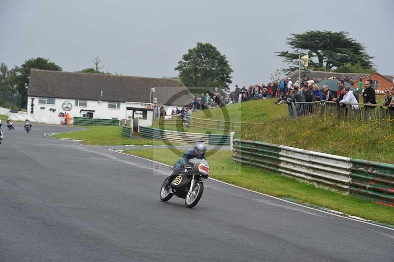 Mallory park Leicestershire;Mallory park photographs;Motorcycle action photographs;classic bikes;event digital images;eventdigitalimages;mallory park;no limits trackday;peter wileman photography;vintage bikes;vintage motorcycles;vmcc festival 1000 bikes