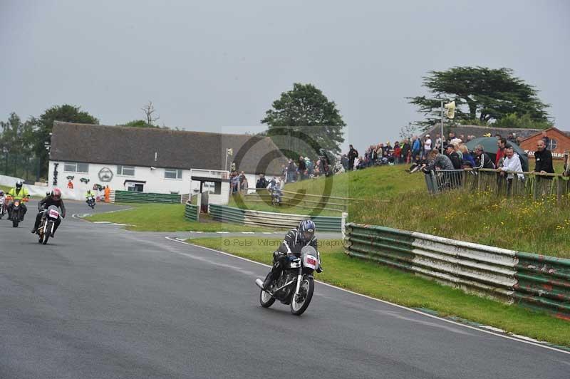 Mallory park Leicestershire;Mallory park photographs;Motorcycle action photographs;classic bikes;event digital images;eventdigitalimages;mallory park;no limits trackday;peter wileman photography;vintage bikes;vintage motorcycles;vmcc festival 1000 bikes