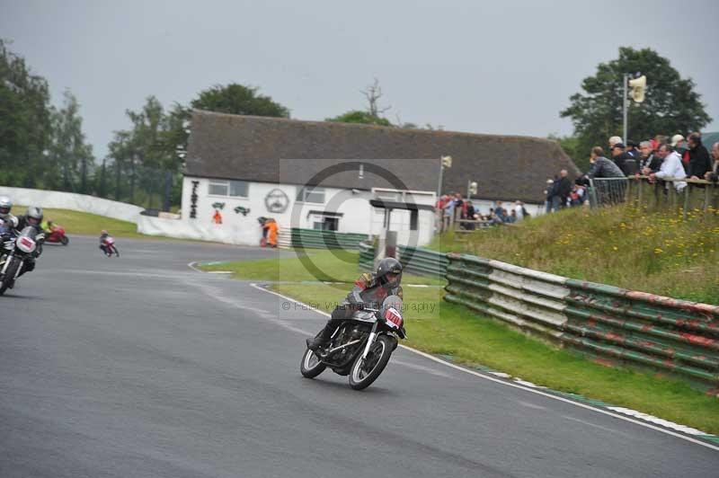 Mallory park Leicestershire;Mallory park photographs;Motorcycle action photographs;classic bikes;event digital images;eventdigitalimages;mallory park;no limits trackday;peter wileman photography;vintage bikes;vintage motorcycles;vmcc festival 1000 bikes