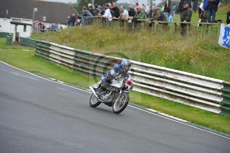 Mallory park Leicestershire;Mallory park photographs;Motorcycle action photographs;classic bikes;event digital images;eventdigitalimages;mallory park;no limits trackday;peter wileman photography;vintage bikes;vintage motorcycles;vmcc festival 1000 bikes