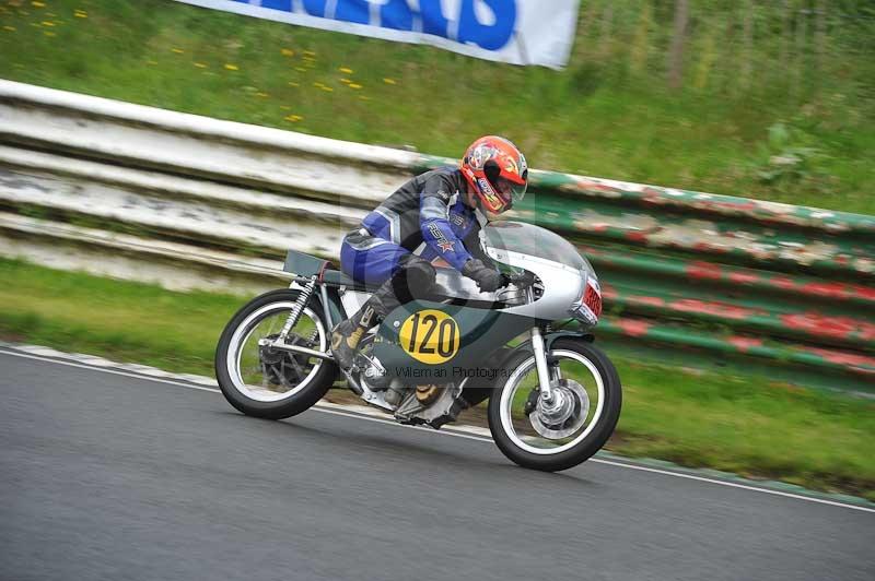 Mallory park Leicestershire;Mallory park photographs;Motorcycle action photographs;classic bikes;event digital images;eventdigitalimages;mallory park;no limits trackday;peter wileman photography;vintage bikes;vintage motorcycles;vmcc festival 1000 bikes