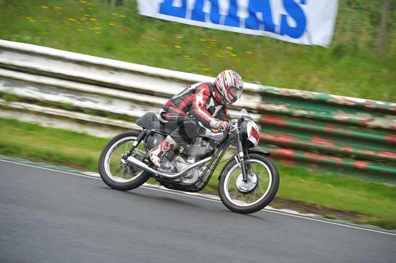 Mallory park Leicestershire;Mallory park photographs;Motorcycle action photographs;classic bikes;event digital images;eventdigitalimages;mallory park;no limits trackday;peter wileman photography;vintage bikes;vintage motorcycles;vmcc festival 1000 bikes