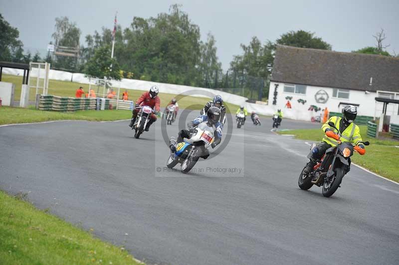 Mallory park Leicestershire;Mallory park photographs;Motorcycle action photographs;classic bikes;event digital images;eventdigitalimages;mallory park;no limits trackday;peter wileman photography;vintage bikes;vintage motorcycles;vmcc festival 1000 bikes
