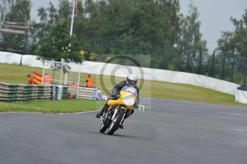 Mallory park Leicestershire;Mallory park photographs;Motorcycle action photographs;classic bikes;event digital images;eventdigitalimages;mallory park;no limits trackday;peter wileman photography;vintage bikes;vintage motorcycles;vmcc festival 1000 bikes