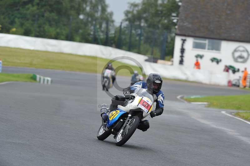 Mallory park Leicestershire;Mallory park photographs;Motorcycle action photographs;classic bikes;event digital images;eventdigitalimages;mallory park;no limits trackday;peter wileman photography;vintage bikes;vintage motorcycles;vmcc festival 1000 bikes