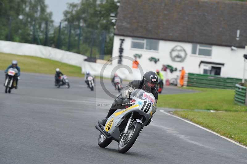 Mallory park Leicestershire;Mallory park photographs;Motorcycle action photographs;classic bikes;event digital images;eventdigitalimages;mallory park;no limits trackday;peter wileman photography;vintage bikes;vintage motorcycles;vmcc festival 1000 bikes