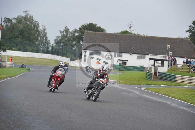 Mallory park Leicestershire;Mallory park photographs;Motorcycle action photographs;classic bikes;event digital images;eventdigitalimages;mallory park;no limits trackday;peter wileman photography;vintage bikes;vintage motorcycles;vmcc festival 1000 bikes