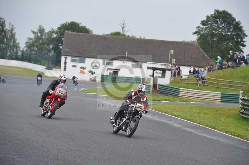 Mallory park Leicestershire;Mallory park photographs;Motorcycle action photographs;classic bikes;event digital images;eventdigitalimages;mallory park;no limits trackday;peter wileman photography;vintage bikes;vintage motorcycles;vmcc festival 1000 bikes