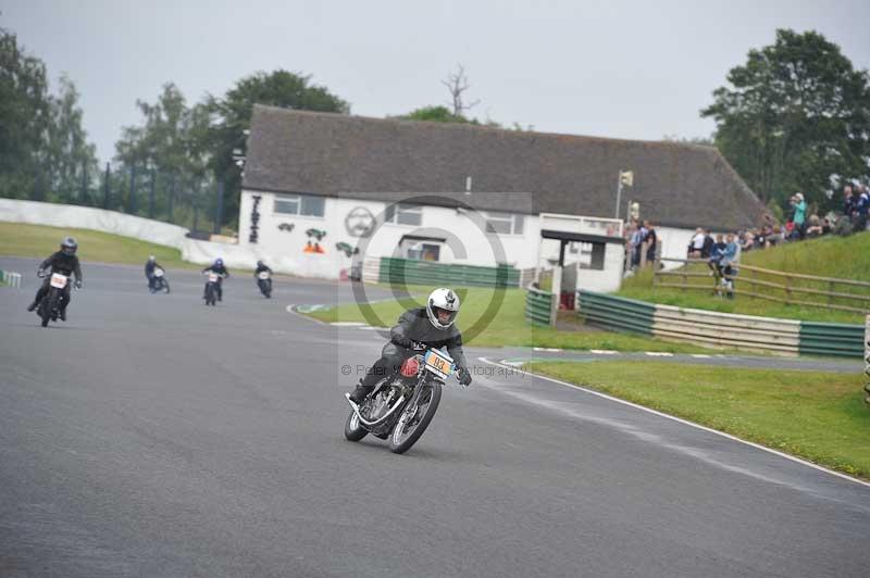 Mallory park Leicestershire;Mallory park photographs;Motorcycle action photographs;classic bikes;event digital images;eventdigitalimages;mallory park;no limits trackday;peter wileman photography;vintage bikes;vintage motorcycles;vmcc festival 1000 bikes